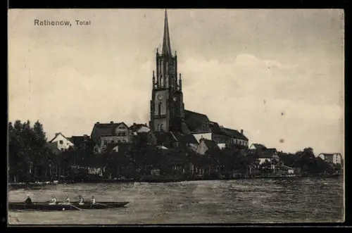 AK Rathenow, Ortspanorama mit Kirche und Fluss, Ruderboot