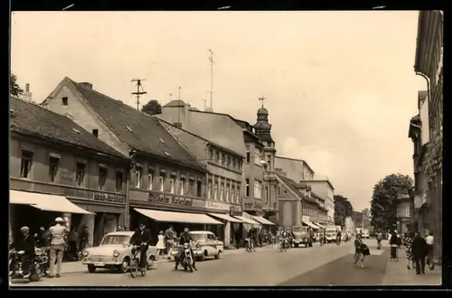 AK Finsterwalde /Niederlausitz, Ernst-Thälmann-Strasse, Partie mit Geschäften und Passanten