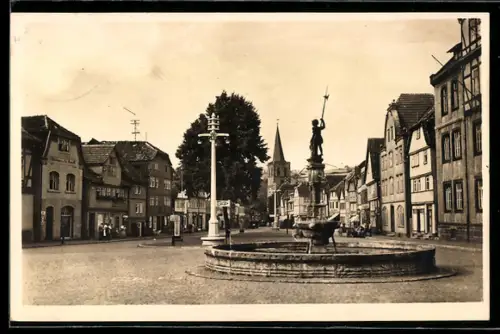 AK Vacha, Stadt, Markt mit Brunnen, Fachwerkhäuser, Kirche