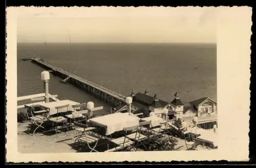Foto-AK Sellin, Seebrücke von einer Gasthausterrasse aus