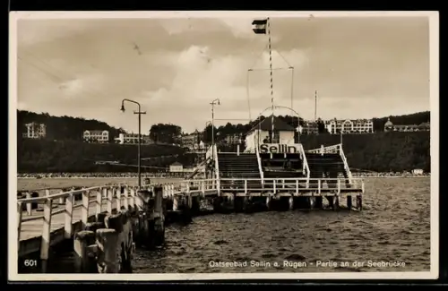 AK Sellin a. Rügen, Partie an der Seebrücke, Ortspanorama