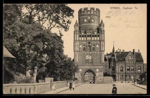 AK Stendal, Das Ünglinger Tor mit Kindern davor