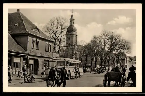 AK Genthin, Strasse zum Marktplatz mit Geschäften und Personen