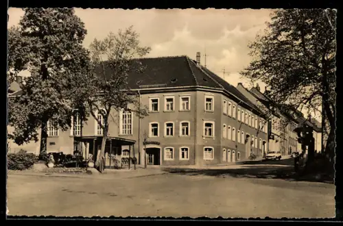 AK Marienberg /Erzgeb., HO-Hotel Weisses Ross mit Strassenpartie