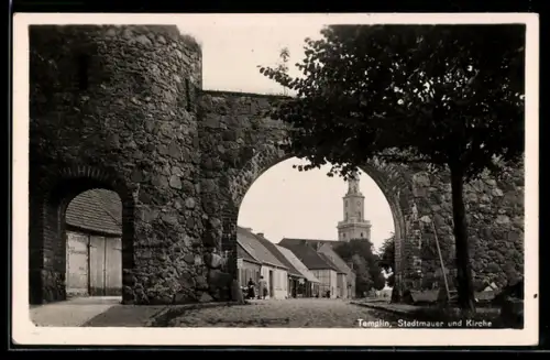 AK Templin / Uckermark, Stadtmauer und Kirche