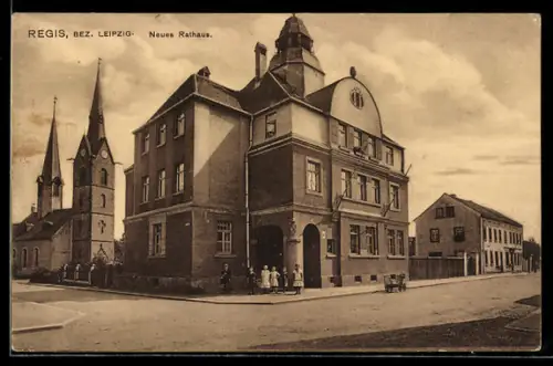 AK Regis /Bez. Leipzig, Neues Rathaus und Kirche mit Strassenpartie