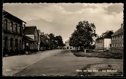 AK Aken an der Elbe, Strassenpartie am Bahnhof