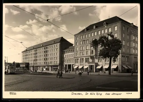 Foto-AK Walter Hahn, Dresden, Nr. 13748: Dresden, Dr. Külz Ring Ecke Altmarkt, Panorama, Strassenbahn