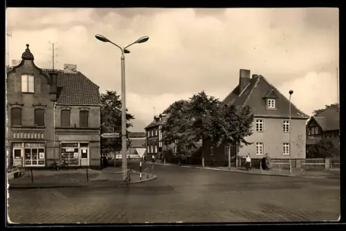 AK Wolfen, Leipziger Strasse, Ecvke Bahnhofstrasse mit Geschäften