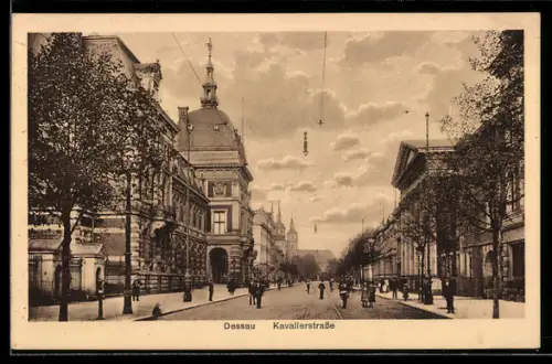 AK Dessau, Kavalierstrasse mit Passanten