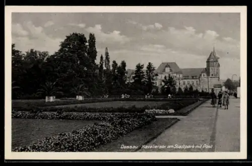 AK Dessau, Kavalierstrasse am Stadtpark mit Post