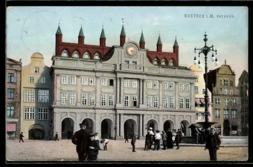 AK Rostock i. M., Passanten am Brunnen vor dem Rathaus