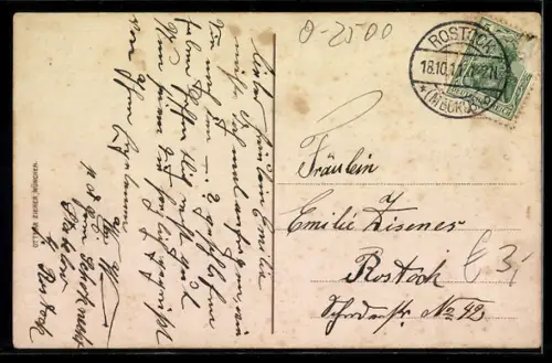 AK Rostock i. M., Passanten am Brunnen vor dem Rathaus