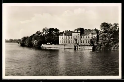 AK Plaue bei Brandenburg, Seenpartie mit Schloss (Verwaltungsschule Potsdam)