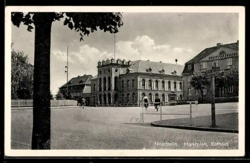 AK Neustrelitz, Marktplatz mit Rathaus