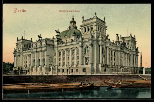 AK Berlin-Tiergarten, Reichstagsgebäude vom Wasser aus, Frachtkähne