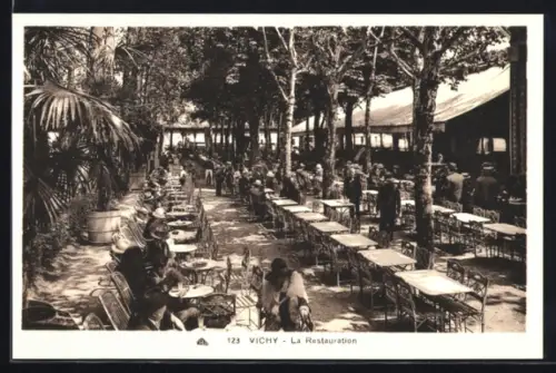 AK Vichy, La Restauration sous les arbres élégants