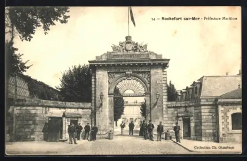 AK Rochefort-sur-Mer, Préfecture Maritime, entrée monumentale avec passants