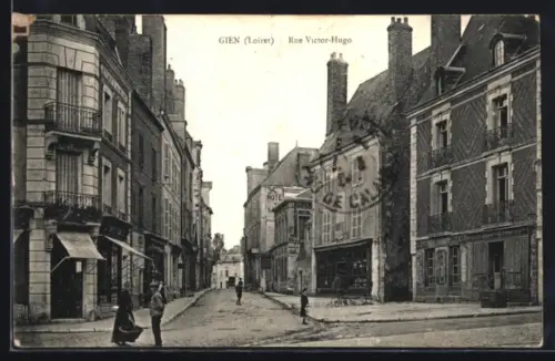AK Gien /Loiret, Rue Victor-Hugo avec passants et bâtiments historiques