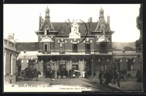 AK Berck-Plage, La Gare avec calèches et passants