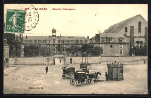 AK Le Mans, Caserne Cavaignac avec charrettes et passants