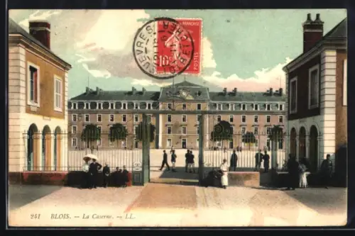 AK Blois, La Caserne avec des passants devant l`entrée principale