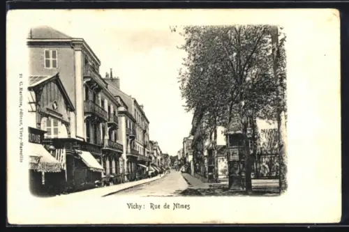 AK Vichy, Rue de Nîmes avec boutiques et arbres alignés