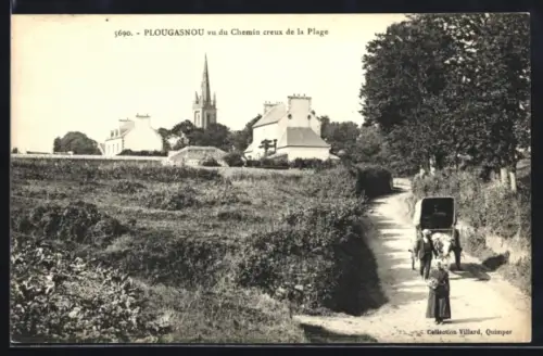 AK Plougasnou, Vue du Chemin creux de la Plage avec calèche et église en arrière-plan