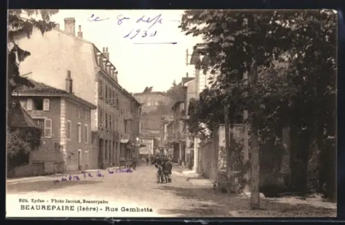 AK Beaurepaire /Isère, Rue Gambetta avec des passants et bâtiments historiques