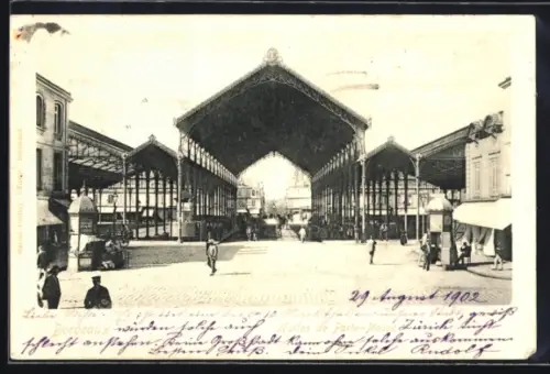 AK Bordeaux, Les Halles de Porte-Neuve avec passants et architecture métallique
