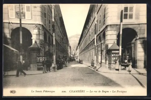 AK Chambéry, La rue de Boigne, Les Portiques