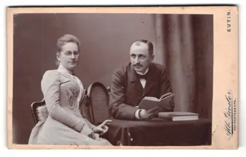 Fotografie Alb. Giesler, Eutin, Kielerstrasse 4, Porträt eines sitzenden Paares