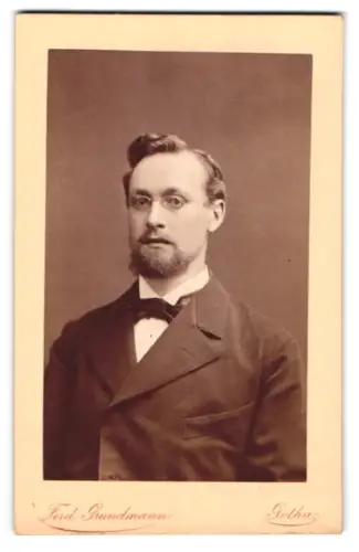 Fotografie Ferd. Grundmann, Gotha, Löwenstrasse 9, Porträt eines eleganten Herrn