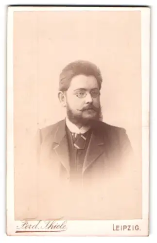 Fotografie Ferd. Thiele, Leipzig, Hospitalstrasse 7, Porträt eines Herren mit Brille