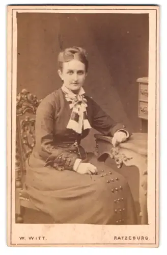 Fotografie W. Witt, Ratzeburg, gr. Kreutzstr. 102, Dame an Tisch sitzend