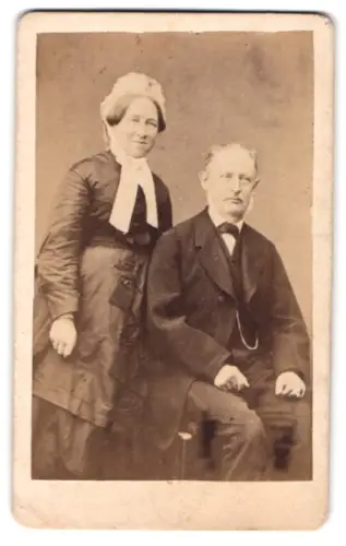 Fotografie W. Witt, Ratzeburg, gr. Kreutzstr. 102, Älteres Paar in traditioneller Kleidung