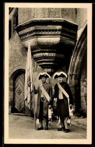 AK Halle /S., Hauptmann u. Fähnrich der Halloren im Moritzburghof