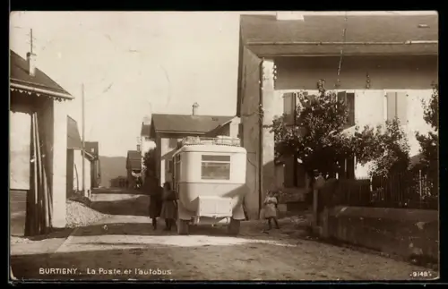 AK Burtigny, La Poste et l`autobus