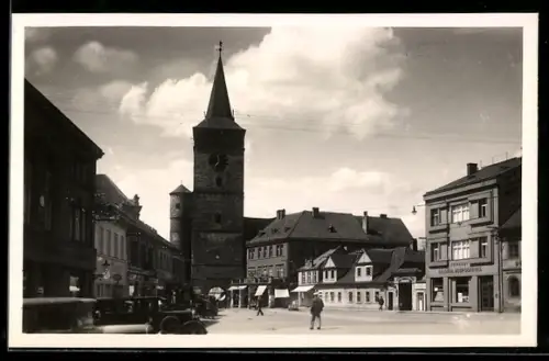 AK Jitschin / Gitschin / Jicin, Platz mit Turmuhr und Automobil