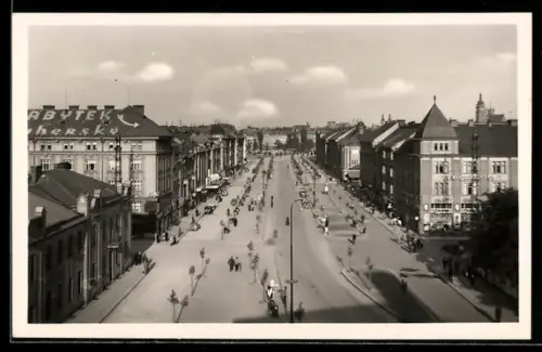 AK Königgrätz / Hradec Kralove, Strassenansicht mit Leuten von oben gesehen