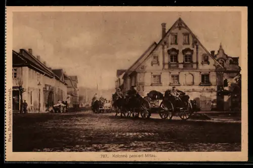 AK Mitau, eine Kolonne, die den Ort passiert