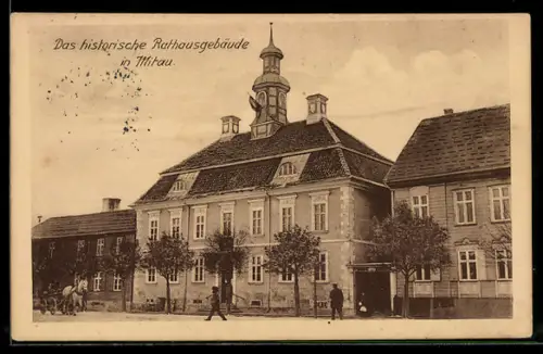 AK Mitau, historisches Rathausgebäude mit Passanten