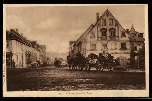 AK Mitau, eine Kolonne, die den Ort passiert
