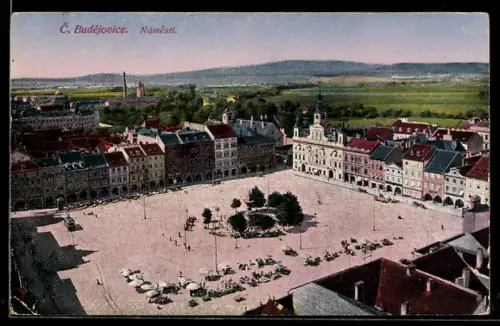 AK Budweis / Ceske Budejovice, Ringplatz mit Denkmal aus der Vogelschau