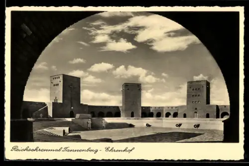 AK Hohenberg /Ostpr., Reichsehrenmal Tannenberg - Ehrenhof