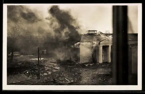 Foto-AK Staraja Russa, Artillerievolltreffer setzt das Leninhaus in Brand