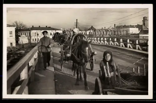 AK Staraja Russa, Die Schimskerbrücke, Brückenpartie mit Pferdewagen