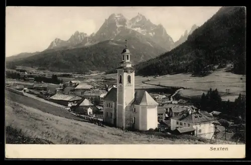 AK Sexten i. Pusterthal, Ortspartie mit Blick zur Kirche und Bergpanorama