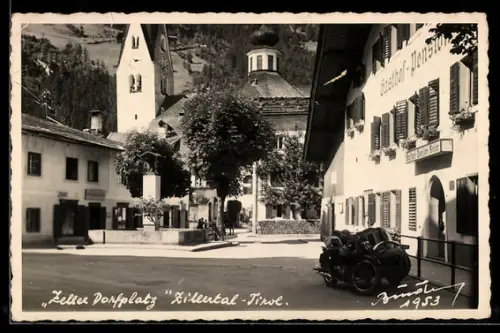 AK Zell, Dorfplatz mit Brunnen, Frisiersalon, Gasthof Pension Rieser, Kirche, parkendes Motorrad