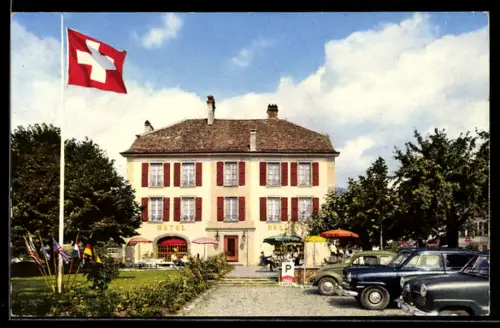 AK Onnens /VD, Hotel Bellevue mit Fahnen